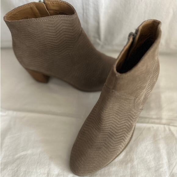 LUCKY BRAND LP Paise Zig Zag Texture Taupe Beige Suede Zip Ankle Boots Booties 8 - Picture 1 of 8